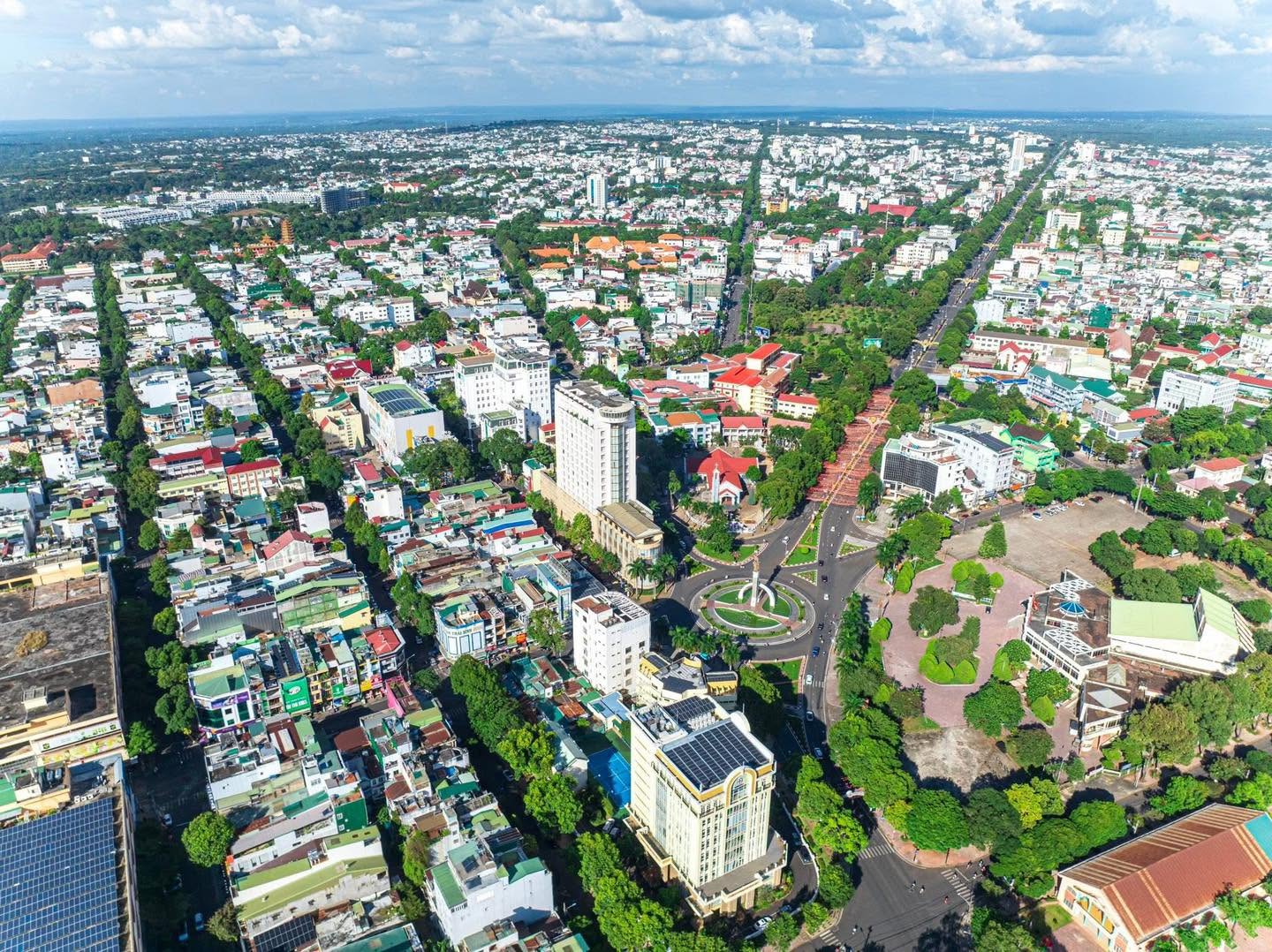 Đổi mới công tác thu hút đầu tư trên địa bàn tỉnh Đắk Lắk theo hướng chủ động, chuyên nghiệp, hiện đại, minh bạch và hiệu quả, lấy nhà đầu tư làm trung tâm phục vụ